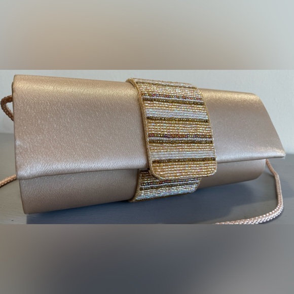 BEAUTIFUL SATIN BEADED CLUTCH/CROSSBODY “48 STRAP CAN BE TUCKED INSIDE - Picture 5 of 15